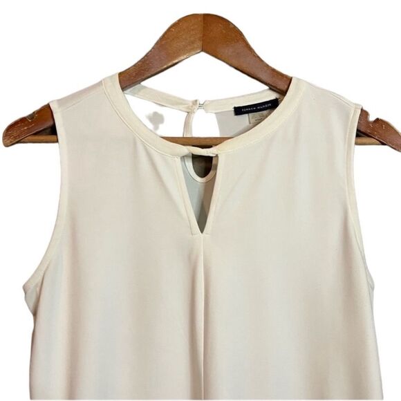 3 for $30! Tommy Hilfiger tank top with key hole detail - Picture 2 of 8